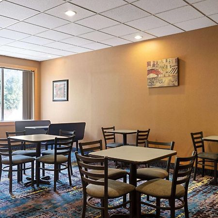 Отель Baymont By Wyndham Indianapolis East Экстерьер фото