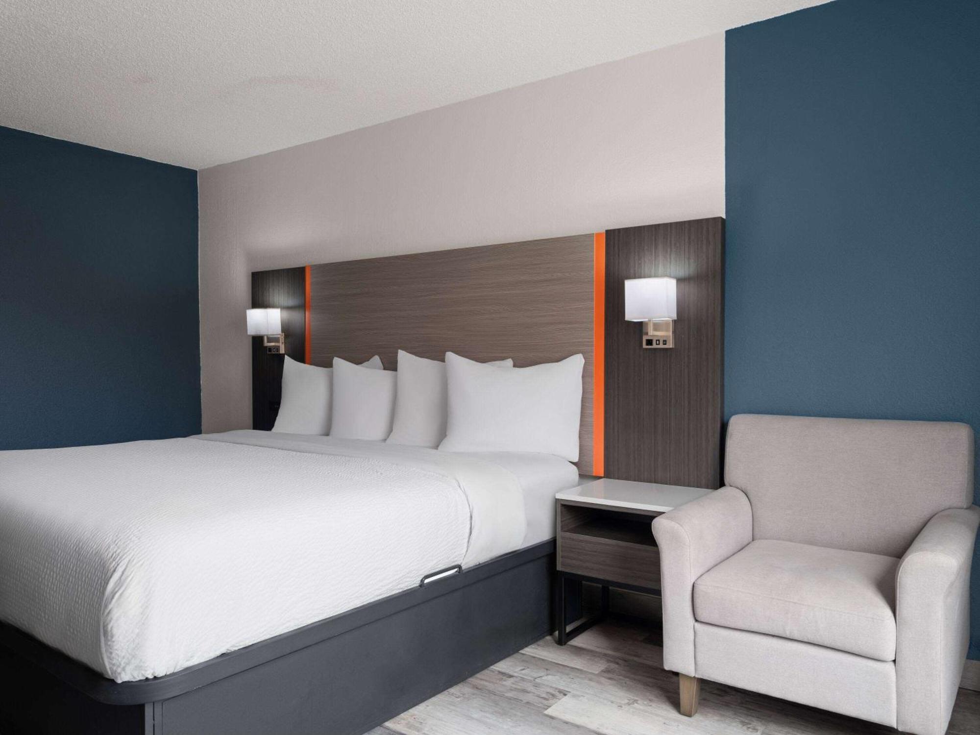 Отель Baymont By Wyndham Indianapolis East Экстерьер фото