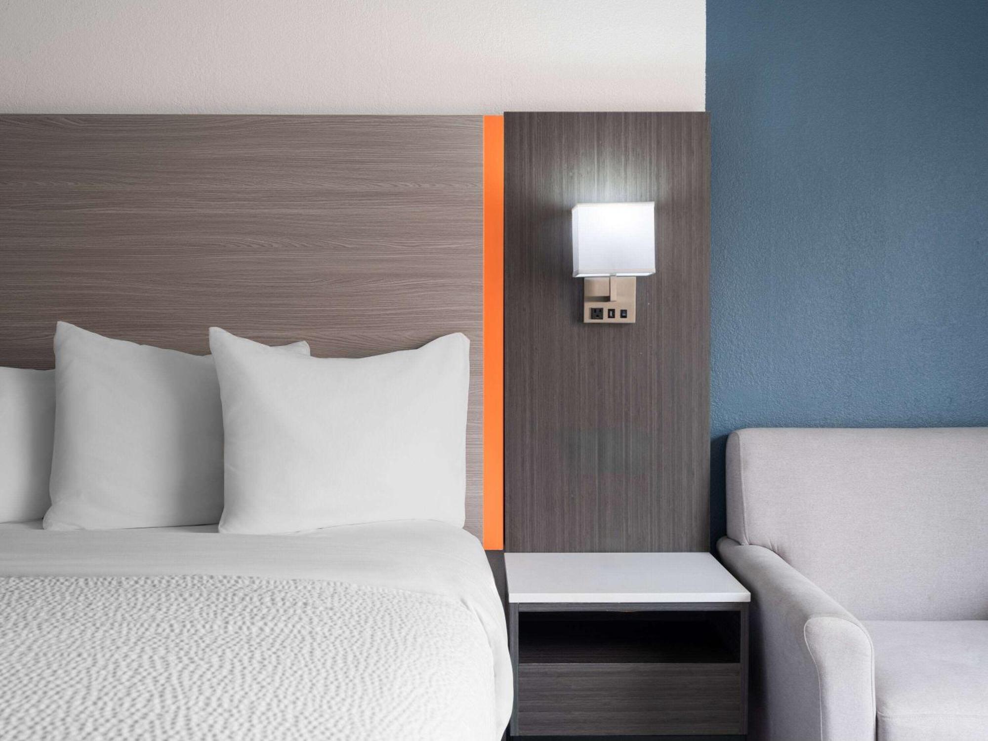 Отель Baymont By Wyndham Indianapolis East Экстерьер фото