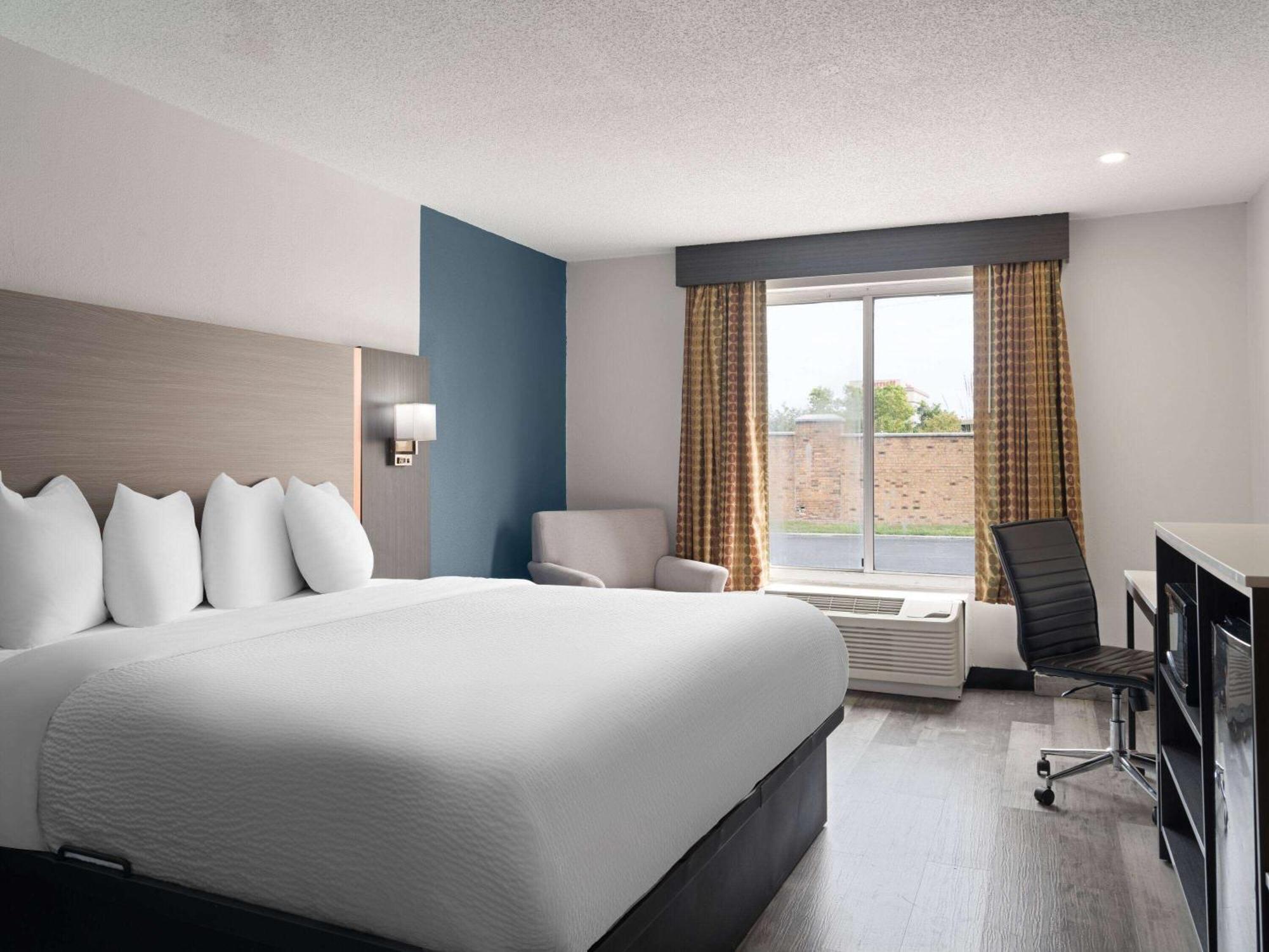 Отель Baymont By Wyndham Indianapolis East Экстерьер фото
