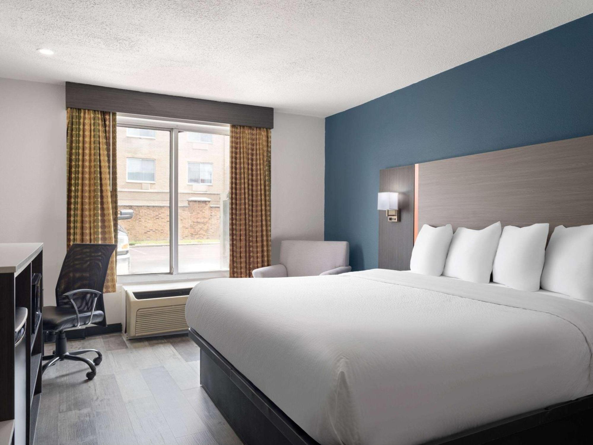 Отель Baymont By Wyndham Indianapolis East Экстерьер фото