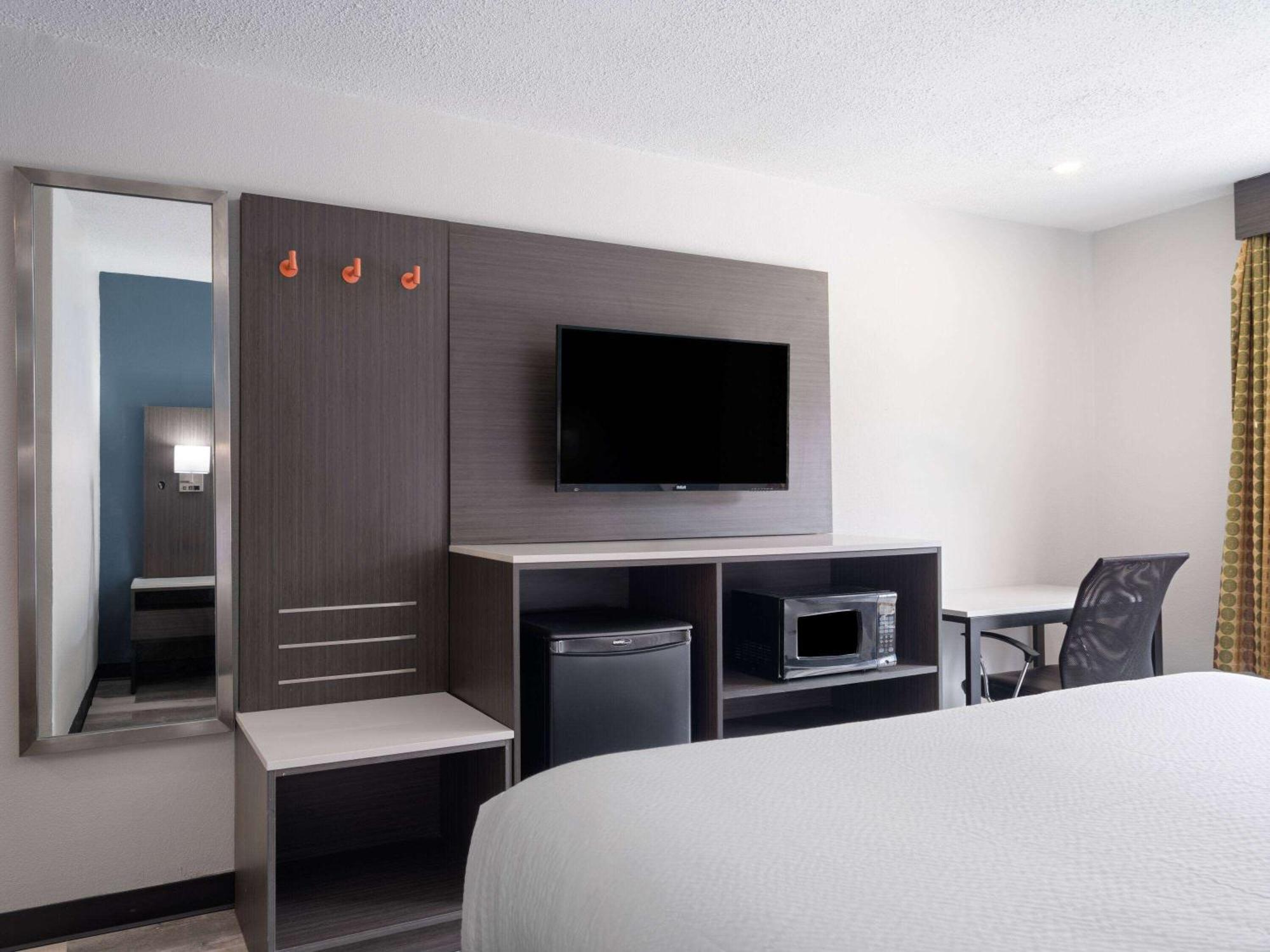 Отель Baymont By Wyndham Indianapolis East Экстерьер фото